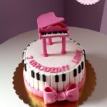 Tort z pianinem